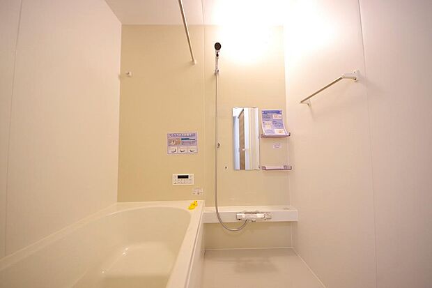 心地よい入浴タイムを追求した大きな浴槽とアクセントパネルで、より高級感が演出されます。