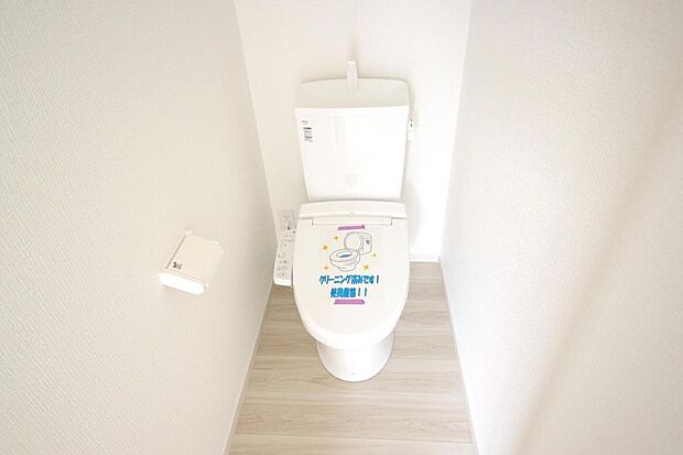 少ない水を有効に使って、汚れも効率よく洗浄します。便器は奥までふちのない掃除がしやすい形状です。