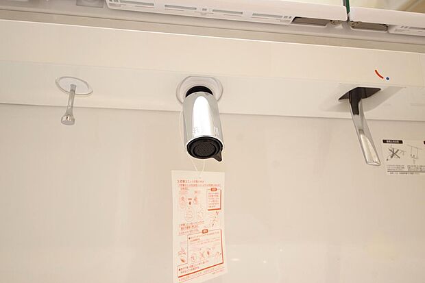 洗面台の給水口はホースが伸びるので朝シャン出来ます。シングルレバーでお湯の温度も楽々調整出来ます。