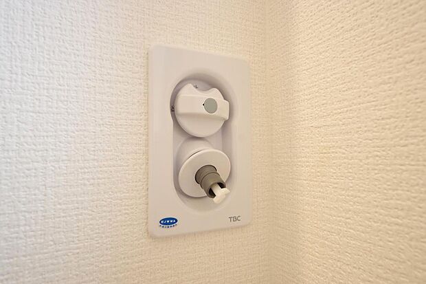 洗濯機用の給水口には蛇口ではなく、全自動洗濯機が設置できる専用の給水口が設置されております。