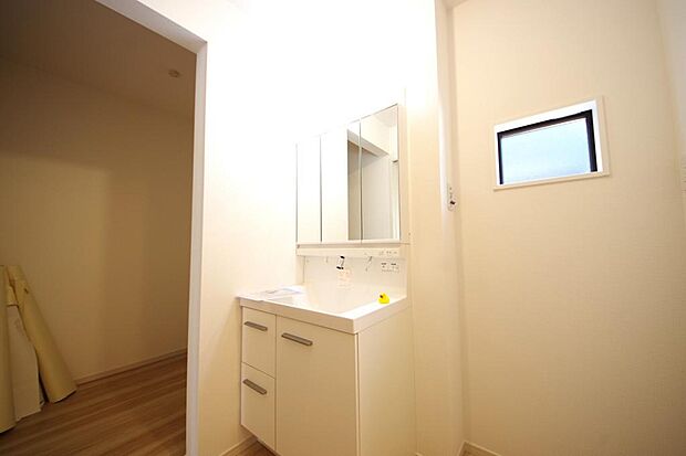 家族全員で利用するパブリックスペースとなりますので、鏡周りの収納ですっきり洗面台がご利用いただけます