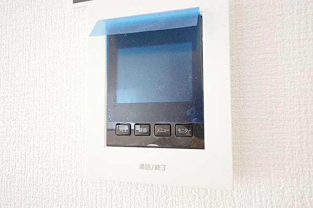 来訪者を映像と音声で確認可能なので、煩わしいセールスにも住戸内で対話可能です。
