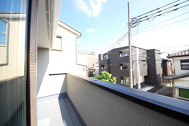 陽光あふれるバルコニーは、たくさんの光を浴びることができるのでお洗濯物やお布団もしっかり干せます。