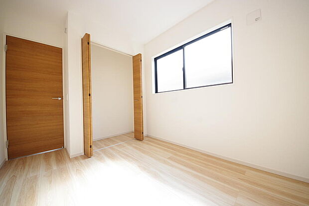 木の質感が優しい床材と豊富な収納が特徴的な、心に温かさを感じる内装です。