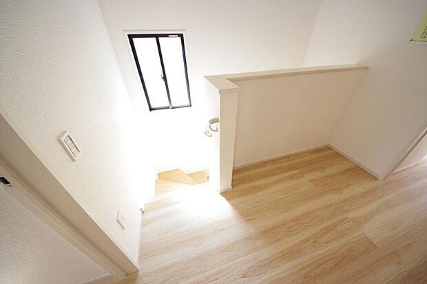 階段には手すりを標準装備することで、お子様やご高齢者の安全性にも配慮しております。