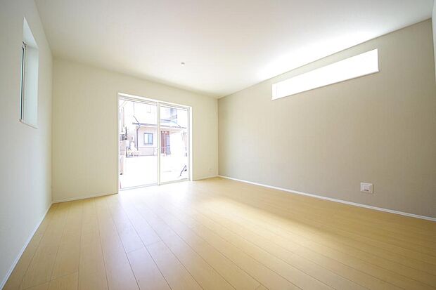 明るい陽光が差し込み開放的なリビング　ダイニングを演出し、ゆとりある空間はご満足いただけます。