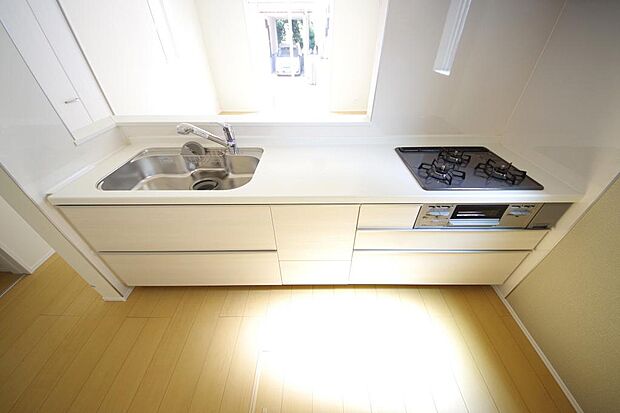 キッチンには耐久性が高く、お手入れも簡単で人工大理石トップを採用して、キッチンを優雅に演出しました。