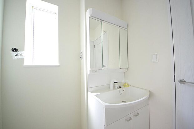 家族全員で利用するパブリックスペースとなりますので、鏡周りの収納ですっきり洗面台がご利用いただけます