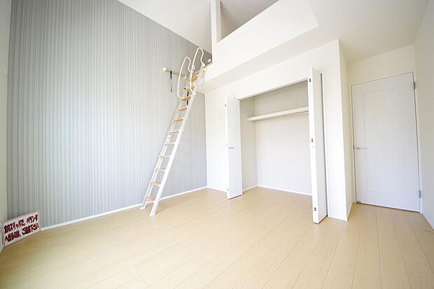 木の質感が優しい床材と豊富な収納が特徴的な、心に温かさを感じる内装です。