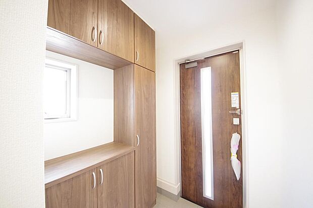 棚板が多く、沢山の靴が収納可能。棚板は稼働可能ですのでブーツやヒールの高い靴も収納でき便利です。