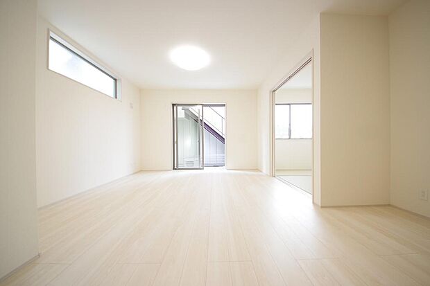 明るい陽光が差し込み開放的なリビング　ダイニングを演出し、ゆとりある空間はご満足いただけます。