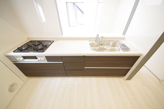 キッチンには耐久性が高く、お手入れも簡単で人工大理石トップを採用して、キッチンを優雅に演出しました。