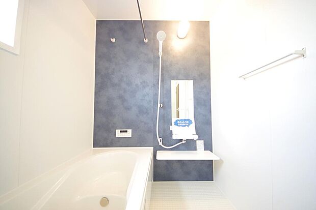 心地よい入浴タイムを追求した大きな浴槽とアクセントパネルで、より高級感が演出されます。