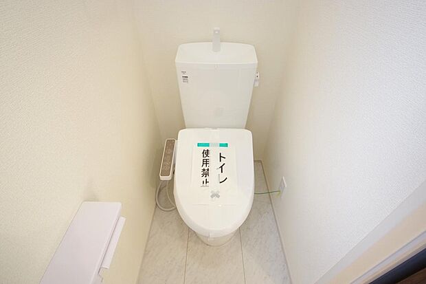 少ない水を有効に使って、汚れも効率よく洗浄します。便器は奥までふちのない掃除がしやすい形状です。