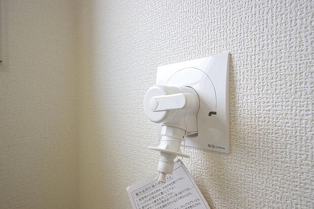 洗濯機用の給水口には蛇口ではなく、全自動洗濯機が設置できる専用の給水口が設置されております。