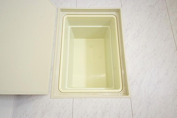 シャンプー　リンス　洗剤　柔軟剤等のストックに便利です。空間を有効に利用した収納です。