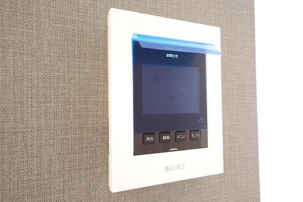 来訪者を映像と音声で確認可能なので、煩わしいセールスにも住戸内で対話可能です。