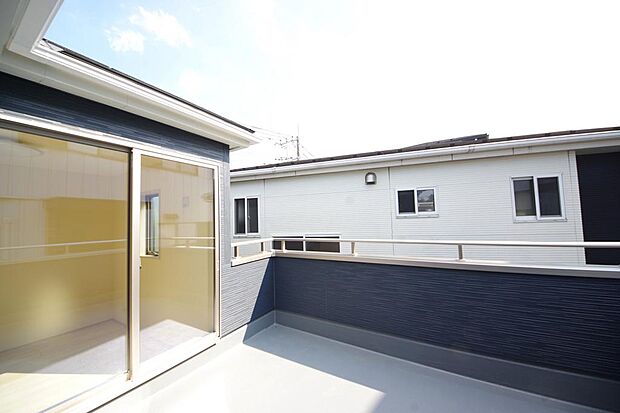 陽光あふれるバルコニーは、たくさんの光を浴びることができるのでお洗濯物やお布団もしっかり干せます。