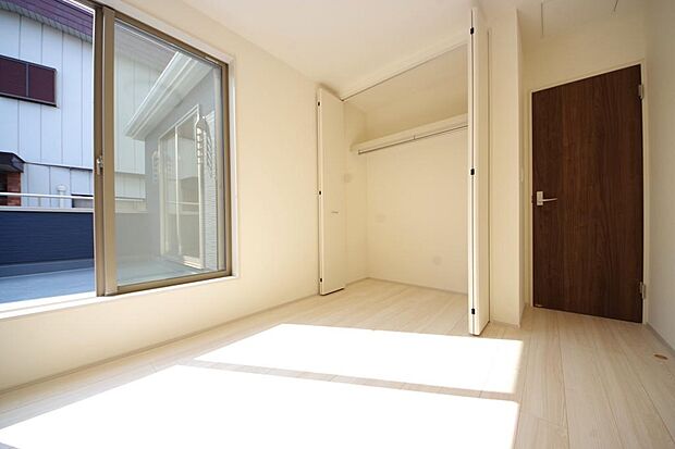 木の質感が優しい床材と豊富な収納が特徴的な、心に温かさを感じる内装です。