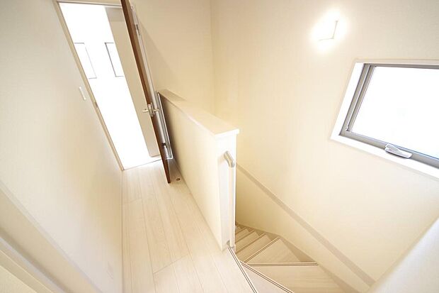 階段には手すりを標準装備することで、お子様やご高齢者の安全性にも配慮しております。