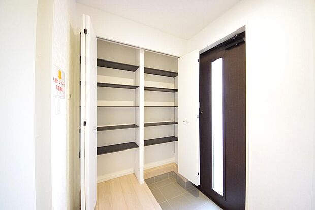 棚板が多く、沢山の靴が収納可能。棚板は稼働可能ですのでブーツやヒールの高い靴も収納でき便利です。