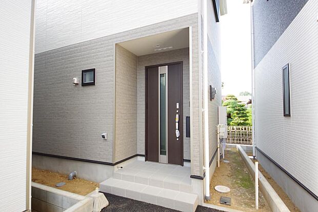 玄関はいわばその邸宅の顔です。だからこそ、迎賓のためにしつらえを細部まで施しました。