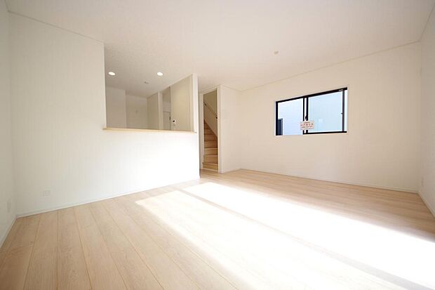 明るい陽光が差し込み開放的なリビング ダイニングを演出し、ゆとりある空間はご満足いただけます。