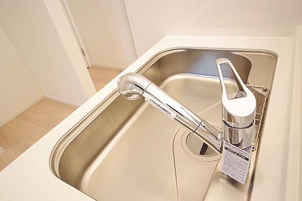 キッチンの水栓はホースが伸びますので、大きな鍋も楽に洗う事が出来ます。また、浄水器もビルトインです。