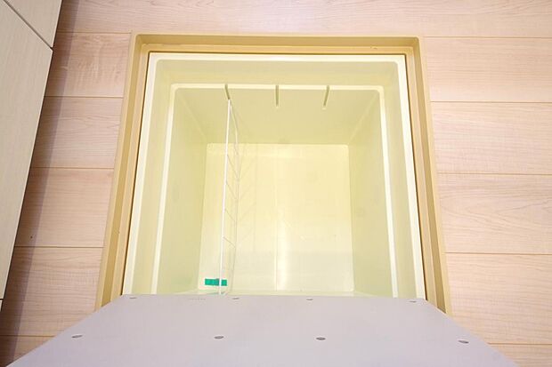 ミネラルウォーター、缶詰、非常食のストックに便利です。空間を有効に利用した収納です。