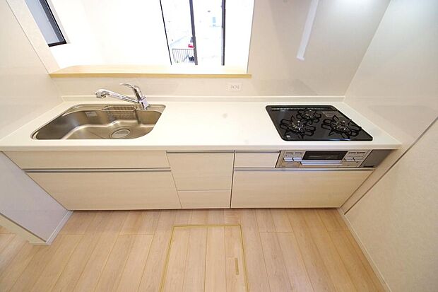 リビング ダイニング全体が見渡せるキッチンは、リビングのお子様の様子を見守りながら家事ができます。