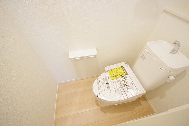 少ない水を有効に使って、汚れも効率よく洗浄します。便器は奥までふちのない掃除がしやすい形状です。