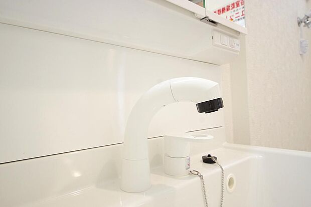 洗面台の給水口はホースが伸びるので朝シャン出来ます。シングルレバーでお湯の温度も楽々調整出来ます。