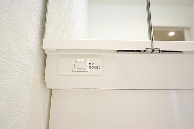 洗面台には、照明 コンセント くもり止めの3点が標準装備されております。