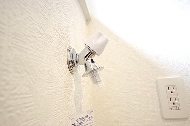 洗濯機用の給水口には蛇口ではなく、全自動洗濯機が設置できる専用の給水口が設置されております。