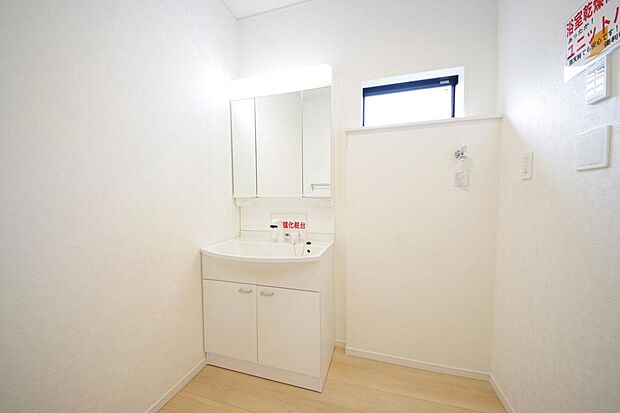 家族全員で利用するパブリックスペースとなりますので、鏡周りの収納ですっきり洗面台がご利用いただけます