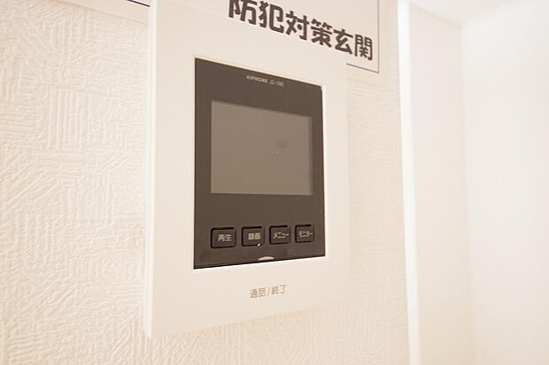 来訪者を映像と音声で確認可能なので、煩わしいセールスにも住戸内で対話可能です。