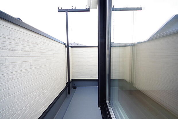 陽光あふれるバルコニーは、たくさんの光を浴びることができるのでお洗濯物やお布団もしっかり干せます。