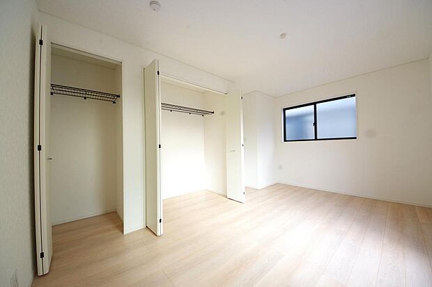 木の質感が優しい床材と豊富な収納が特徴的な、心に温かさを感じる内装です。
