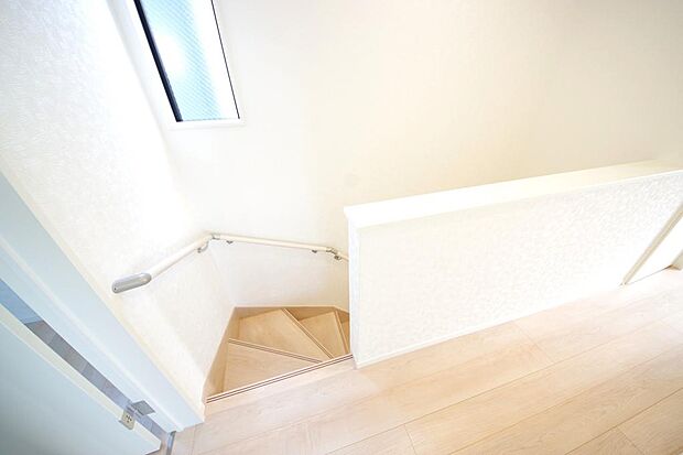 階段には手すりを標準装備することで、お子様やご高齢者の安全性にも配慮しております。