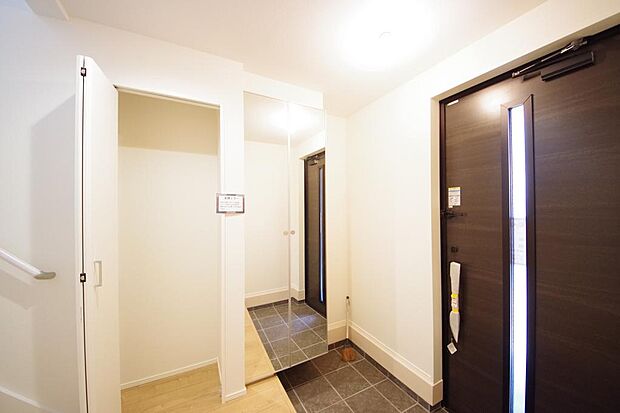 玄関を美しく整理できる収納量豊かなシューズインクロークです。高さの調整できる棚板を採用しております。