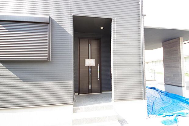 玄関はいわばその邸宅の顔です。だからこそ、迎賓のためにしつらえを細部まで施しました。