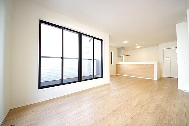 明るい陽光が差し込み開放的なリビング ダイニングを演出し、ゆとりある空間はご満足いただけます。