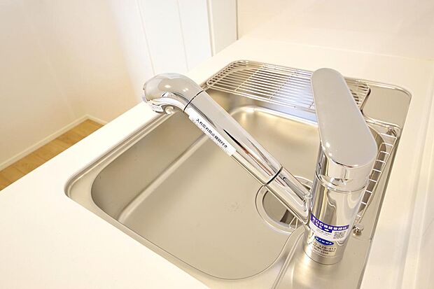 キッチンの水栓はホースが伸びますので、大きな鍋も楽に洗う事が出来ます。浄水器もビルトインです。