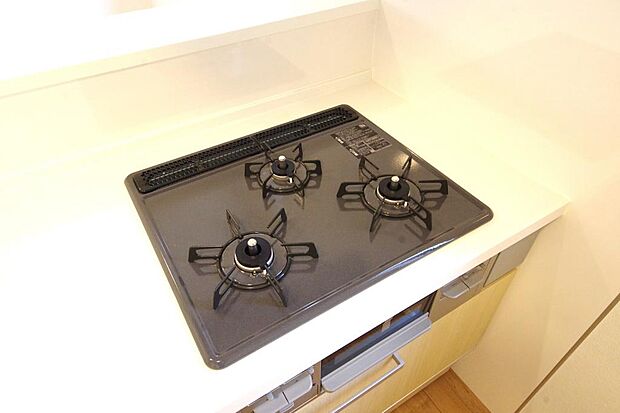 三ツ口コンロはSiセンサーが組み込まれています。長時間の使用の際にセンサーが自動でストップします。