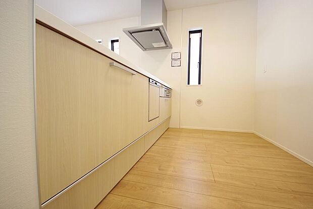 キッチンには耐久性が高く、お手入れも簡単で人工大理石トップを採用して、キッチンを優雅に演出しました。