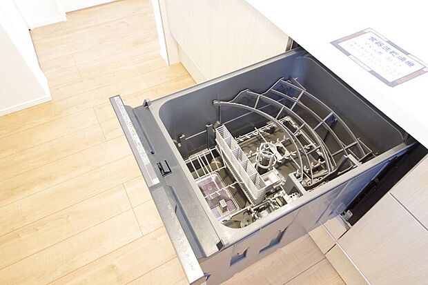 食器の出し入れがしやすいスライド収納タイプの食器洗い乾燥機です。また、節水効果にも優れています。