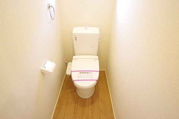 少ない水を有効に使って、汚れも効率よく洗浄します。便器は奥までふちのない掃除がしやすい形状です。