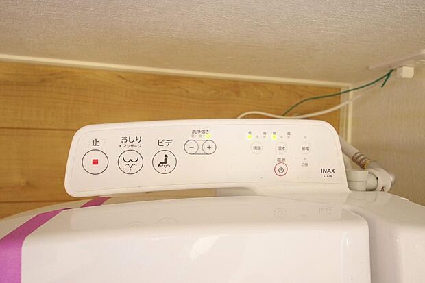 ウォシュレット機能 暖房便座は必需品です。1階 2階の両方のトイレに付いてます。