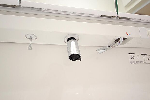 洗面台の給水口はホースが伸びるので朝シャン出来ます。シングルレバーでお湯の温度も楽々調整出来ます。