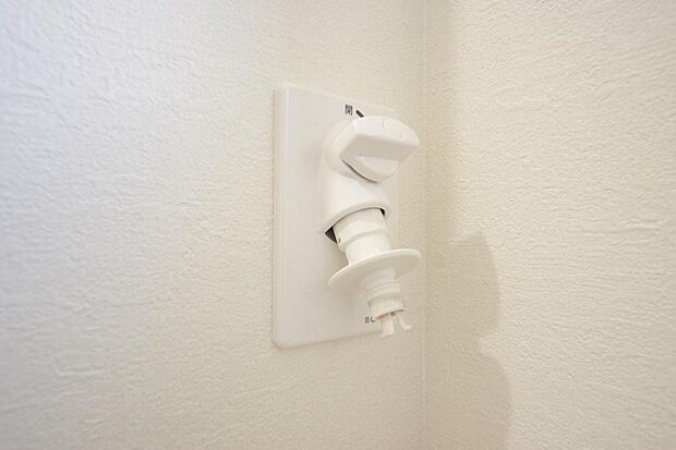 洗濯機用の給水口には蛇口ではなく、全自動洗濯機が設置できる専用の給水口が設置されております。